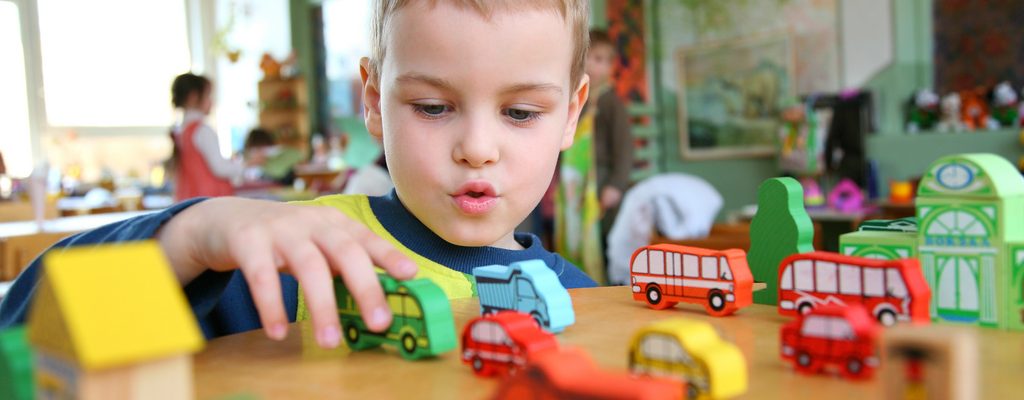 Anak belajar untuk mengeluarkan bunyi - Wow, Ternyata Ini 5 Manfaat Mainan Mobil Anak