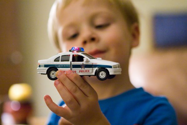 Anak belajar untuk mengeluarkan bunyi - Wow, Ternyata Ini 5 Manfaat Mainan Mobil Anak