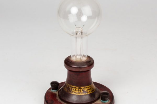 Eksistensi Edison Sebagai Penemu Lampu - - Dianggap Bodoh, Orang Ini Ternyata Berjasa Sebagai Penemu Lampu - ebth.com