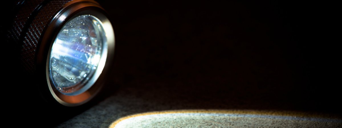 Membersihkan Bagian Permukaan Penampang - Tips Merawat Lampu Sorot LED Agar Lebih Tahan Lama - BestReviews